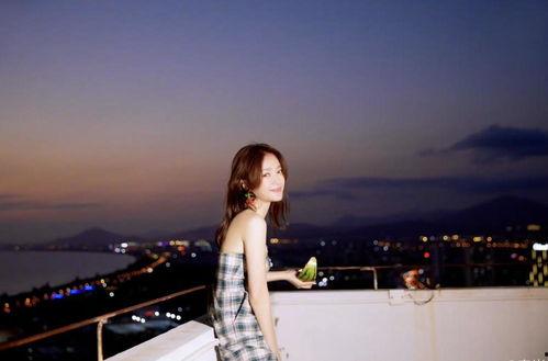 秦岚吃瓜大片,美艳动人引发网友热议