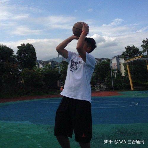 胖子打篮球吃瓜图片,边吃瓜边享受运动乐趣