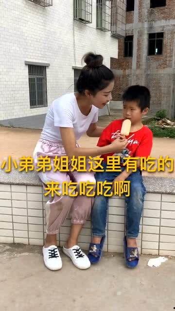 吃瓜阿姨吃雪糕阿姨,吃瓜阿姨与吃雪糕阿姨的欢乐时光