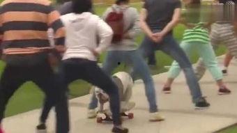 街头吃瓜被发现,意外走红引热议