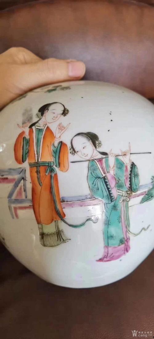 吃瓜仕女休闲图,描绘古代女性的悠闲生活画卷