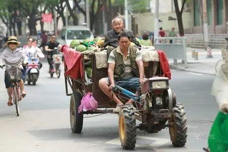 吃瓜摆摊,揭秘摆摊文化背后的烟火人生 第2张 吃瓜摆摊,揭秘摆摊文化背后的烟火人生 第2张